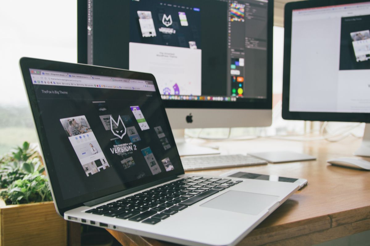 [team] image of teamwork in the studio (for a graphic design studio)